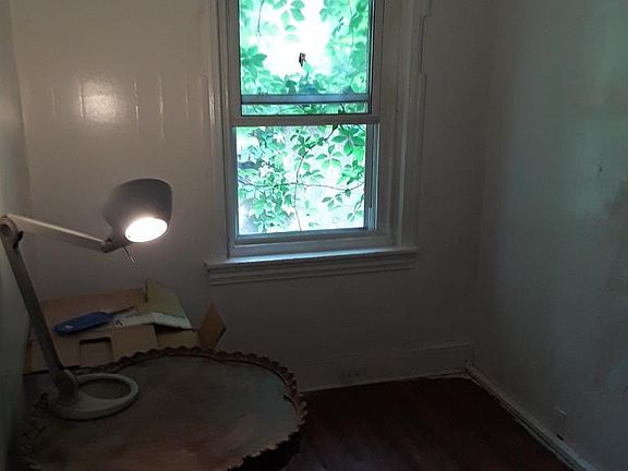 2nd image of 923 W Dakota St
