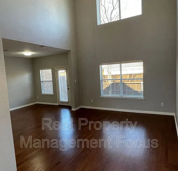 4645 Penelope Ln — Photo 4