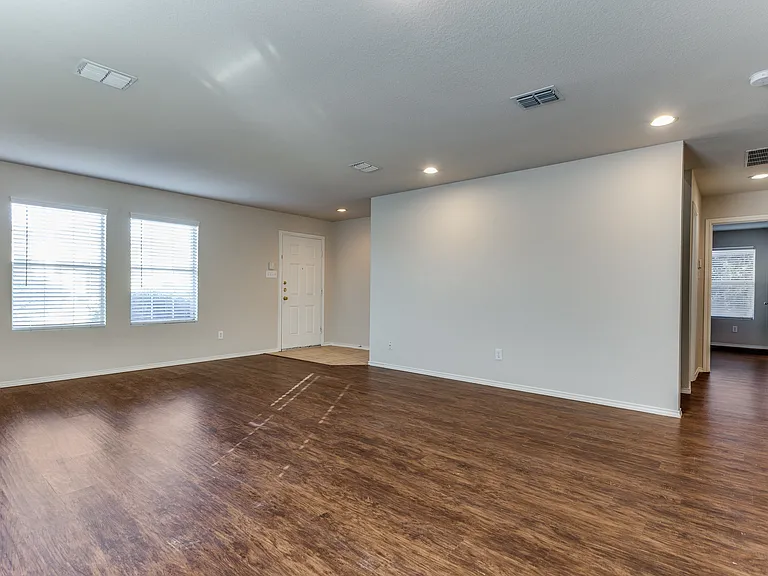 1145 Maplewood Ln — Photo 3