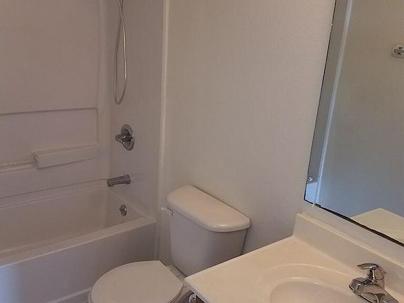 5th image of 2524 Hamburg St