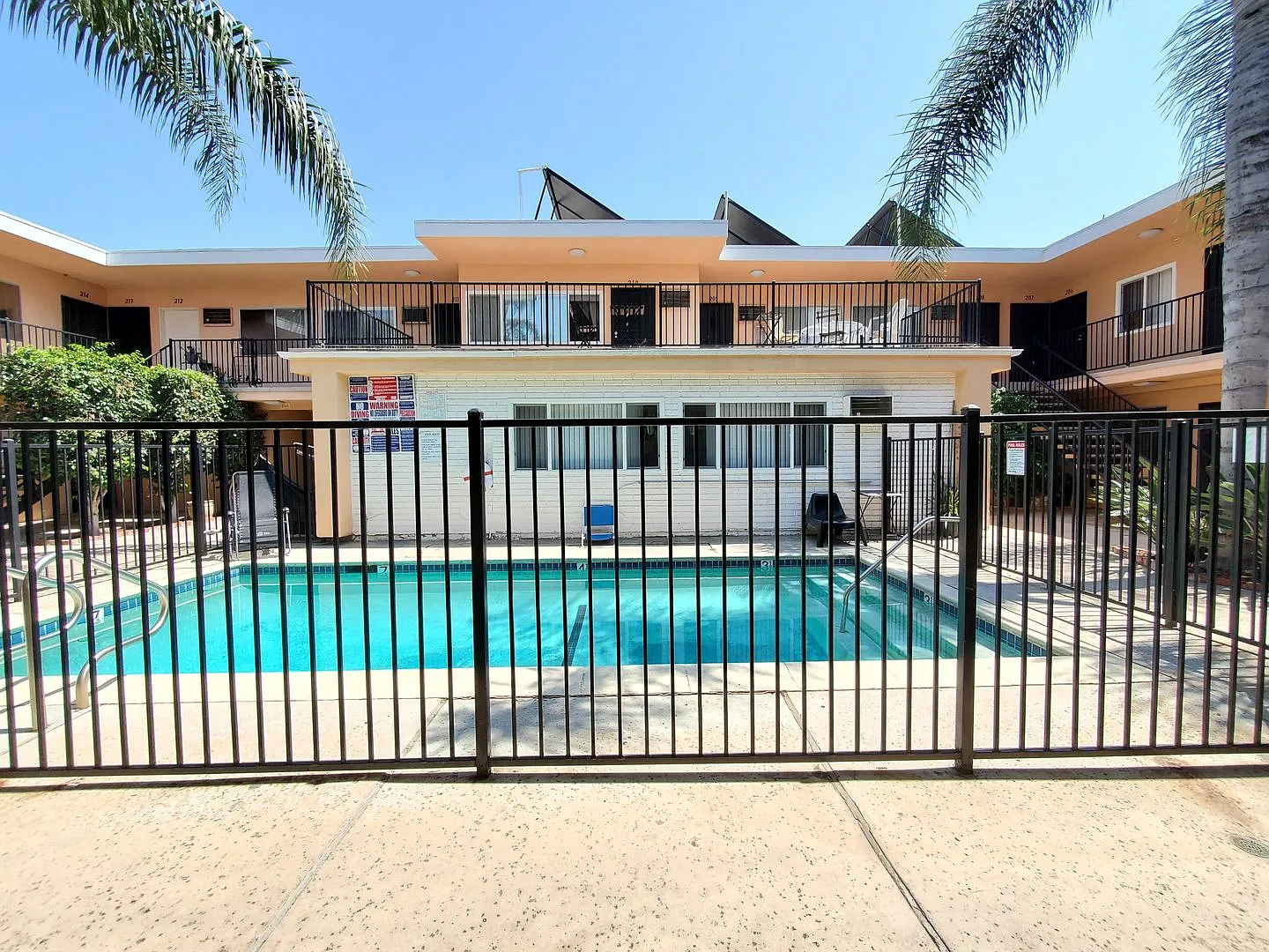 1334 Las Palmas Ave — Photo 2
