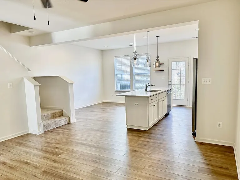 227 Charterhouse St — Photo 11