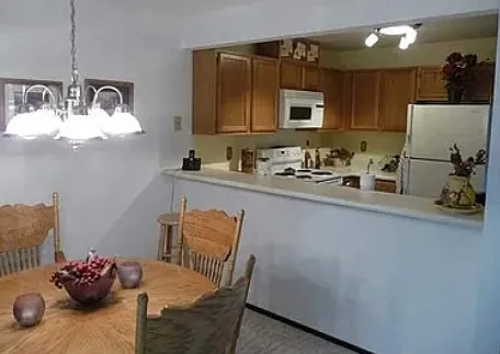 Compton Cir — Photo 1