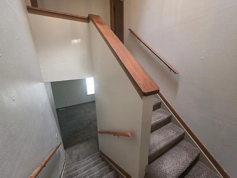 1009 Valley Side Dr — Photo 11