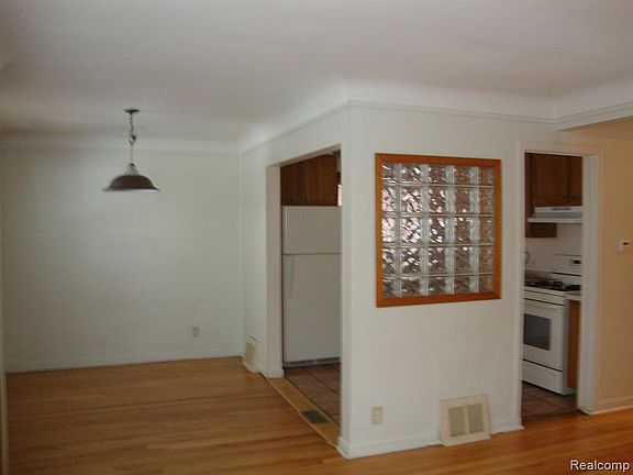 5th image of 15674 Russell Ave