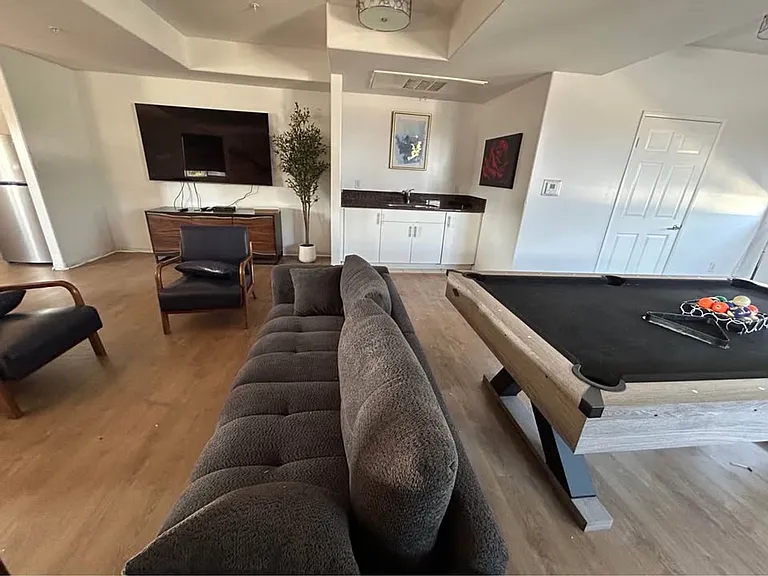 Sherman Oaks Place — Photo 10