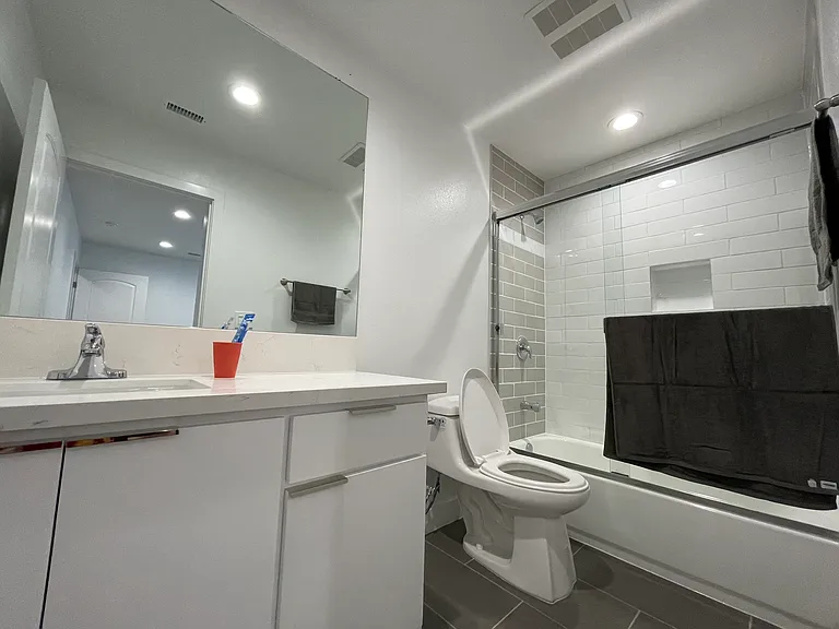 3439 S Catalina St - USC student housing — Photo 8
