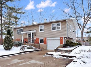 510 Edgemont Ln, Hoffman Estates, IL 60169