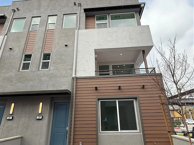 693 S Lyon St — Photo 2