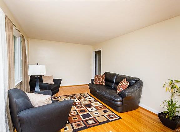 5th image of 7605 Noble Ave