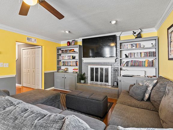 4th image of 1557 Victoria Ln.