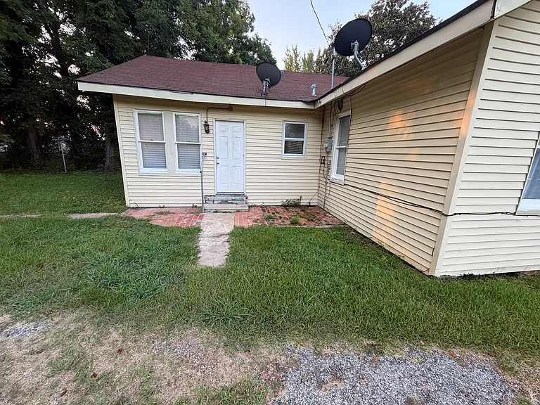 319 Chester St — Photo 2