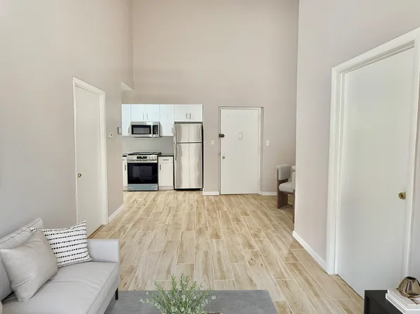 76-16 Grand Central Parkway image 5 of 10