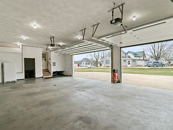 4th image of 676 E Lake Ave