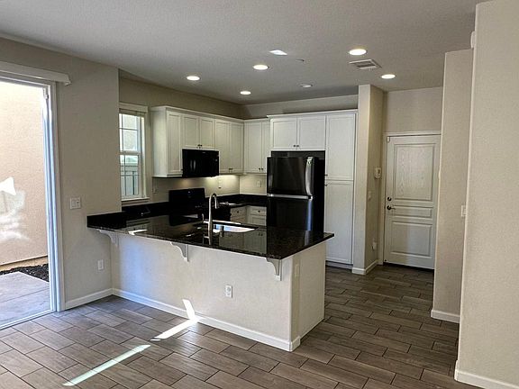 4th image of 212 N Park Ct