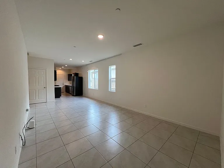 587 Sandtrap Ln — Photo 2
