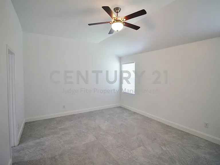 928 Oakcrest Dr — Photo 15