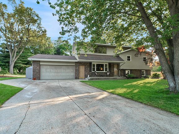 2nd image of 2584 Oak Hollow Dr