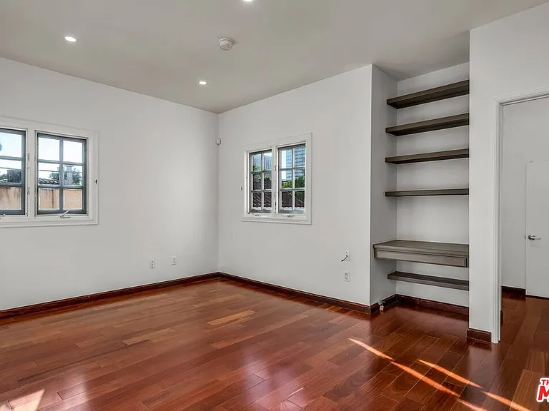 10810 Rochester Ave — Photo 22