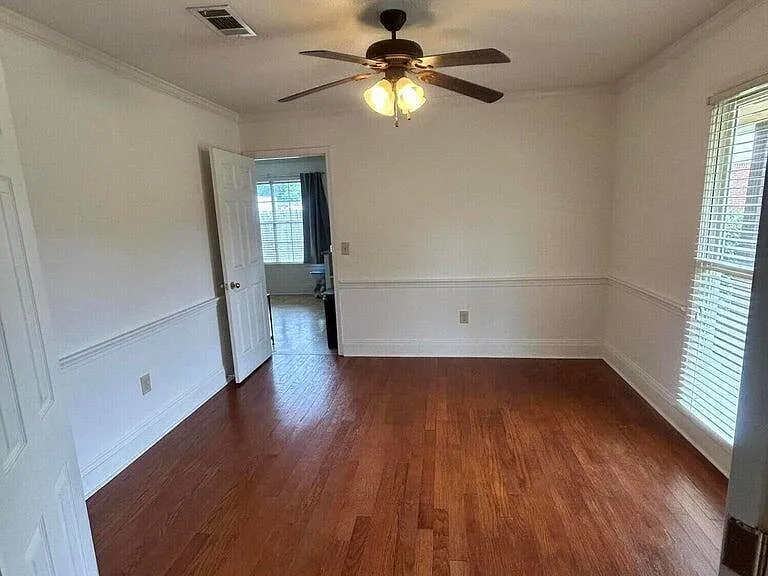 204 Foxwood Cv — Photo 2