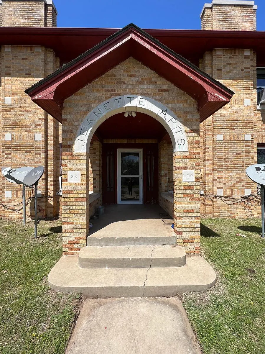 Building Photo - 216 W Oak Ave #4