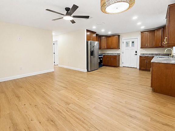 3rd image of 809 Henry St SE