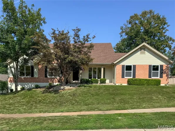 16203 Forest Meadows Dr, Chesterfield, MO 63005