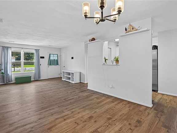5th image of 1105 Gloucester St