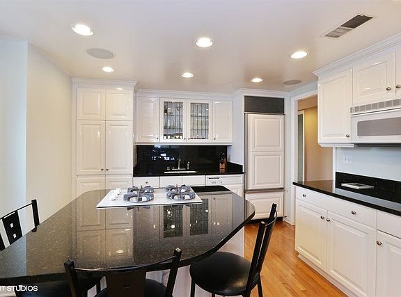 5th image of 3470 N Lake Shore Dr APT 10A