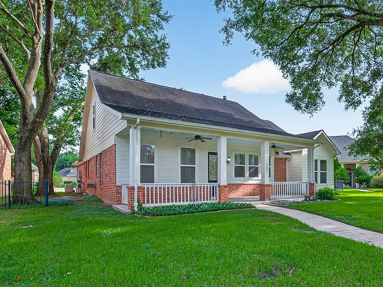 4727 Lake Village Dr — Photo 2
