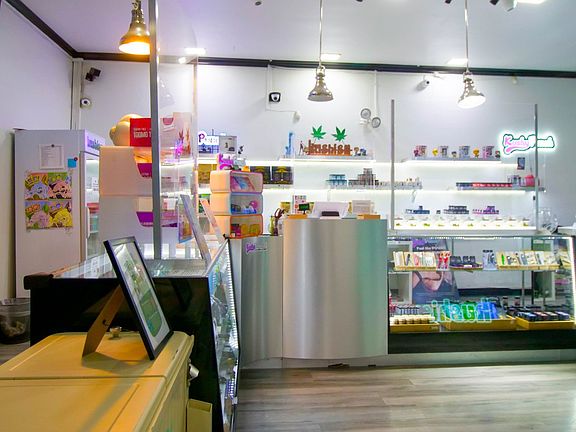 5th image of 7555 Woodley Ave