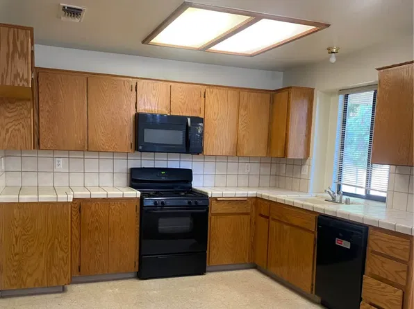 687 Carmel Dr, Lemoore, CA 93245