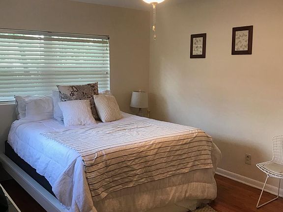 5th image of 1550 Sunset Dr