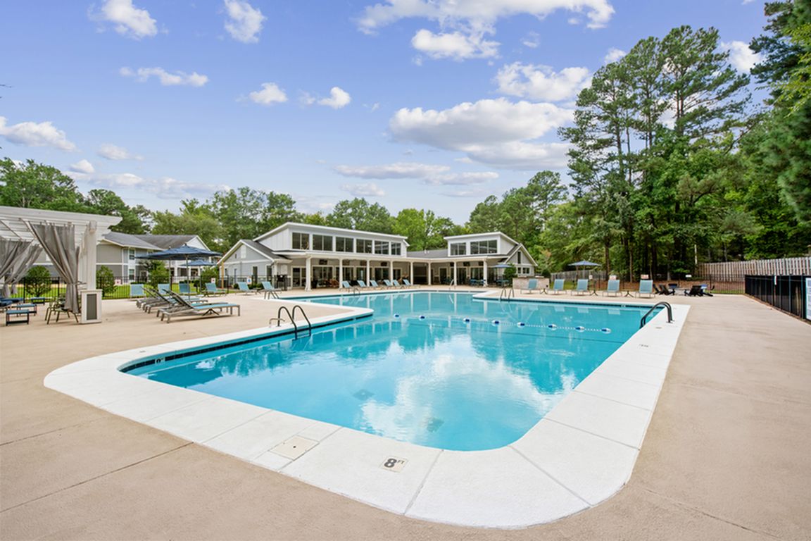 Exterior - Pool