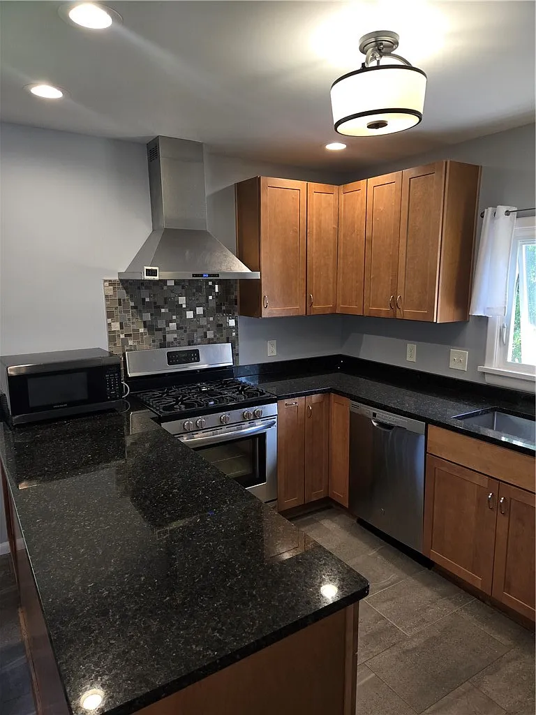 3 bed, 1.0 bath, 1871 sqft, $2,175 — Photo 4
