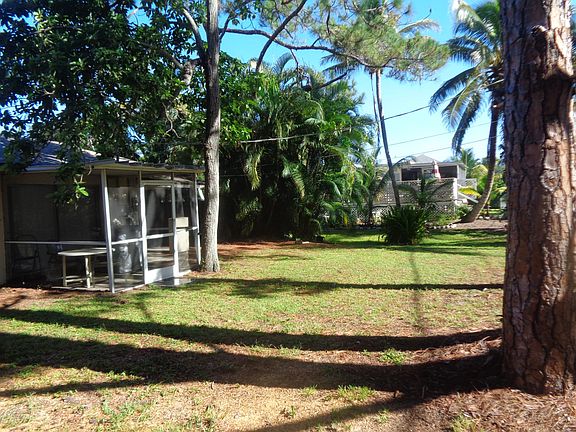 Peaceful Wooded Backyard and Screen Room!