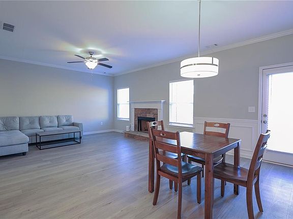 4th image of 225 Eva Way NE