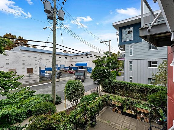 5th image of 787 Tyee Rd #204