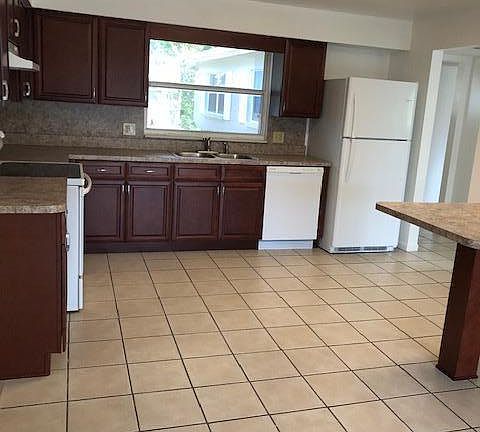 3rd image of 395 Caracas Dr