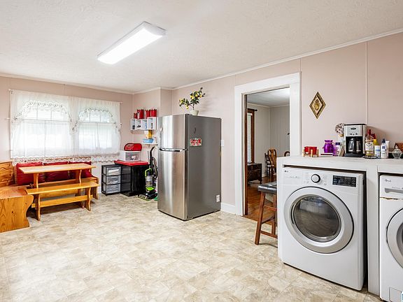 3rd image of 401 Hughes St