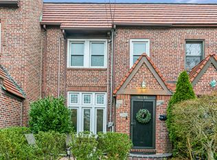 9515 242nd St, Floral Park, NY 11001