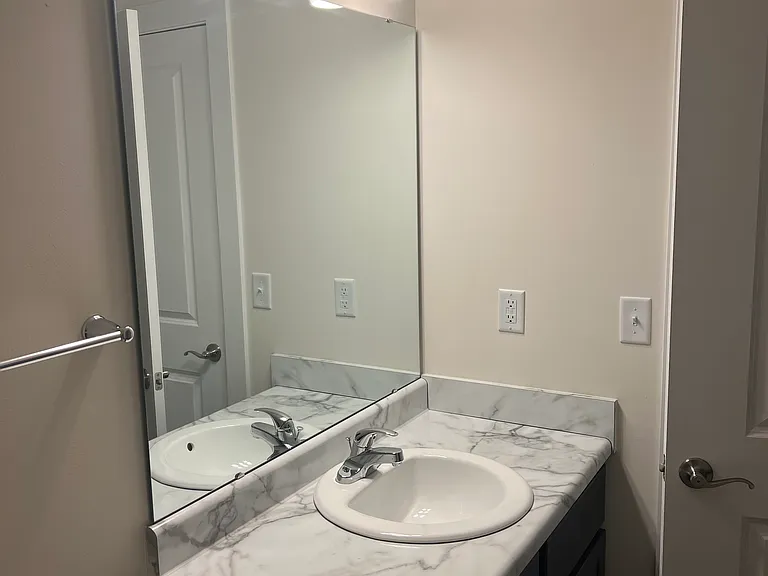 409 Court Yard Ln — Photo 6