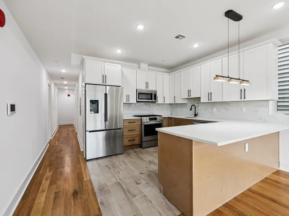 1003 Summit Avenue image 9 of 32