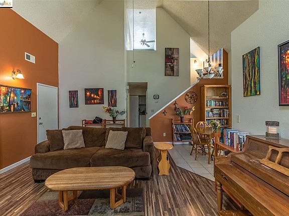 2nd image of 1682 Somerset Pl