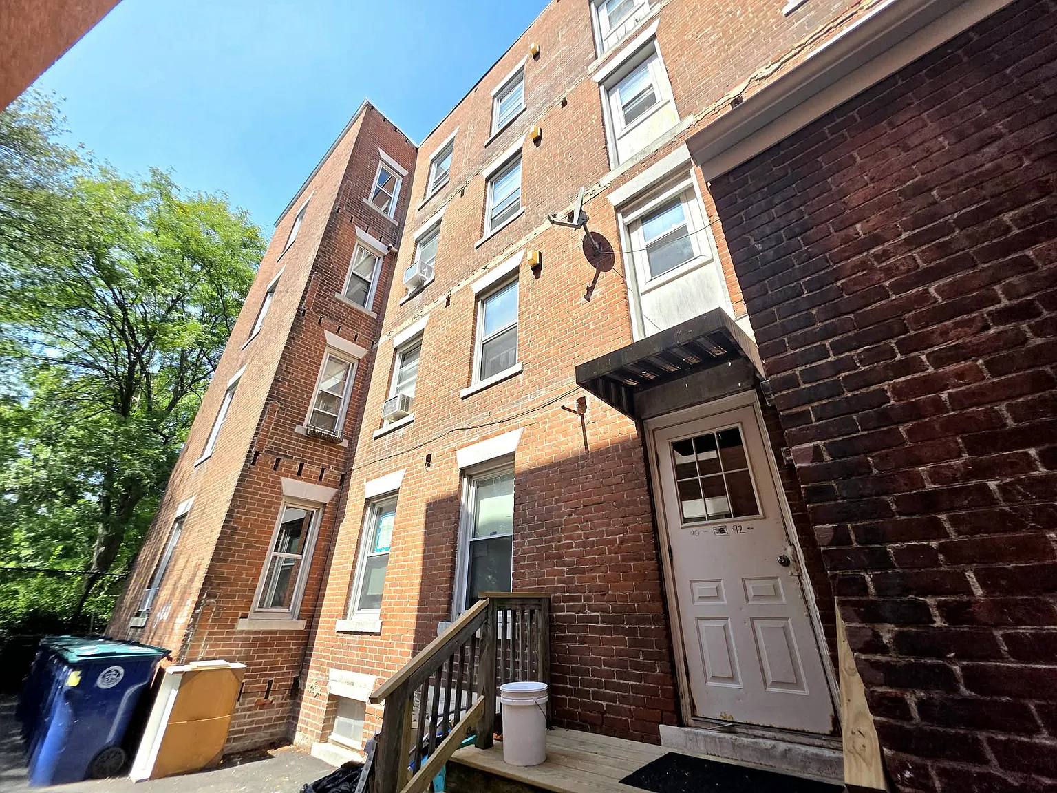 3 bed, 1350 sqft, $2,500 — Photo 2