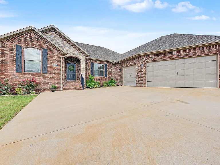 1202 Birkshire Cir — Photo 1