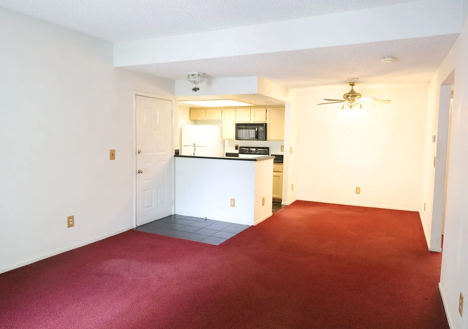 Lovely One Bedroom One Bathroom Apartment! — Photo 2