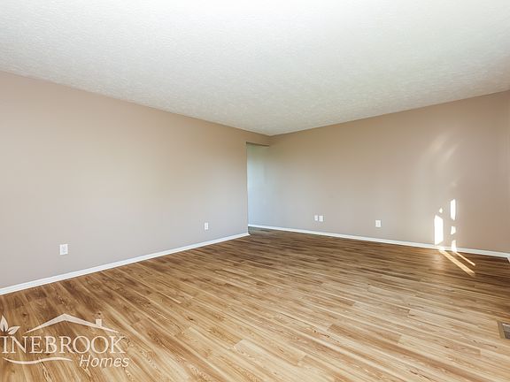 3rd image of 8257 Ivy Glen Cir