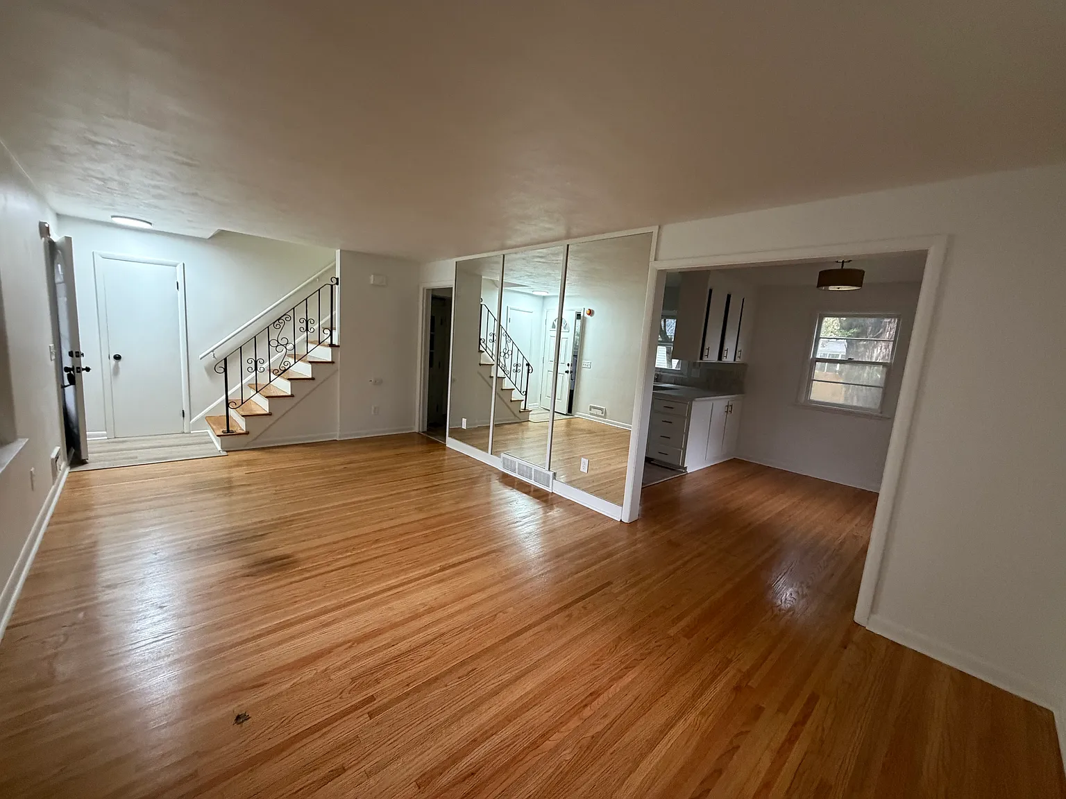 4 bed, 1.5 bath, 1450 sqft, $3,300 — Photo 4