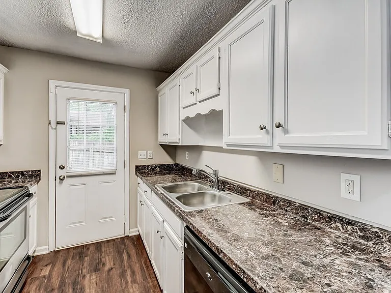 114 Laird Ave — Photo 7